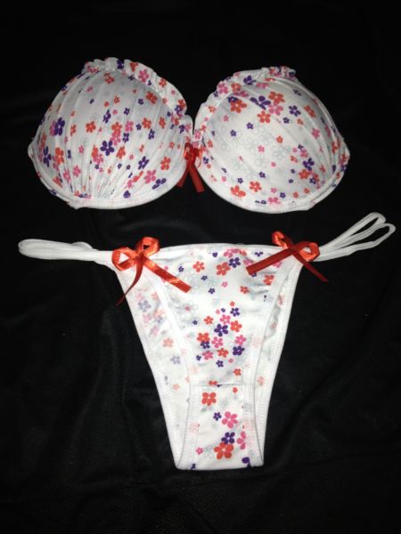 Lingerie Branca Com Floral - Calcinha Pequena - G
